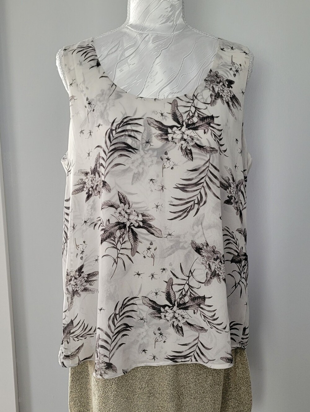 Sleeveless Floral Scoop Neck Blouse - Cream and Black